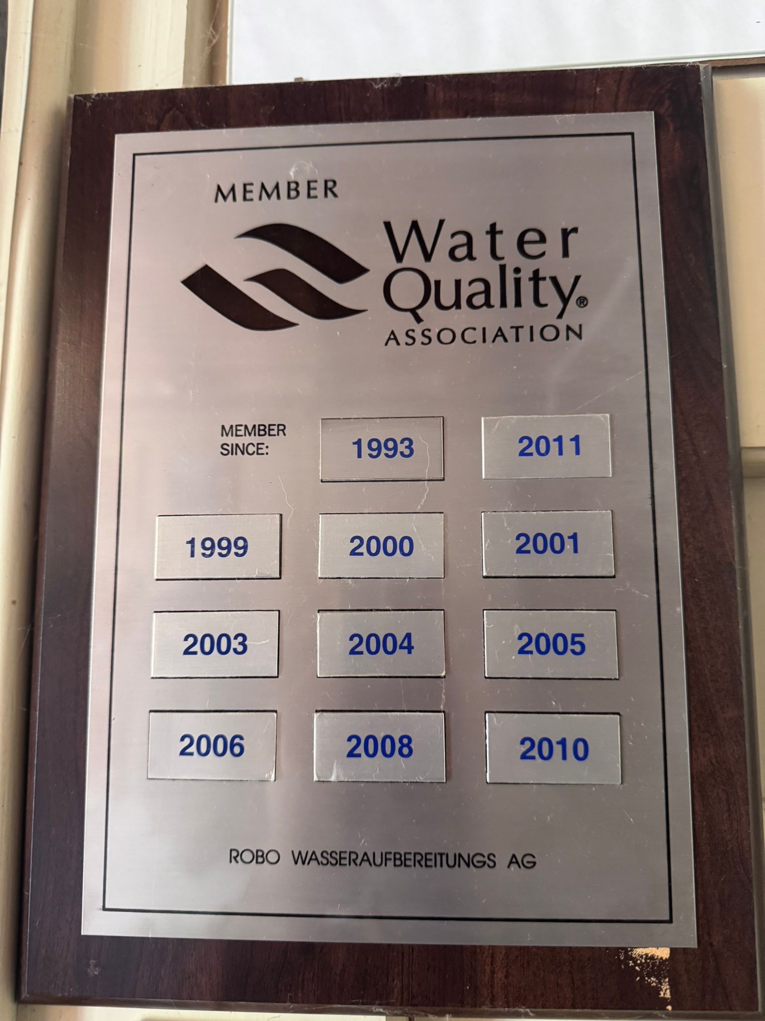 Water Quality Association Mitgliedschaft seit 1993 — Metalltafel mit jährlichen Bestätigungen von ROBO Wasseraufbereitungs AG